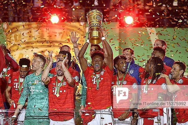 David Alaba FC Bayern München mit Pokal Jubel beim FC Bayern München nach Pokalsieg 76. DFB-Pokalfinale RB Leipzig RBL gegen FC Bayern München FCB Olympiastadion Berlin Deutschland Europa