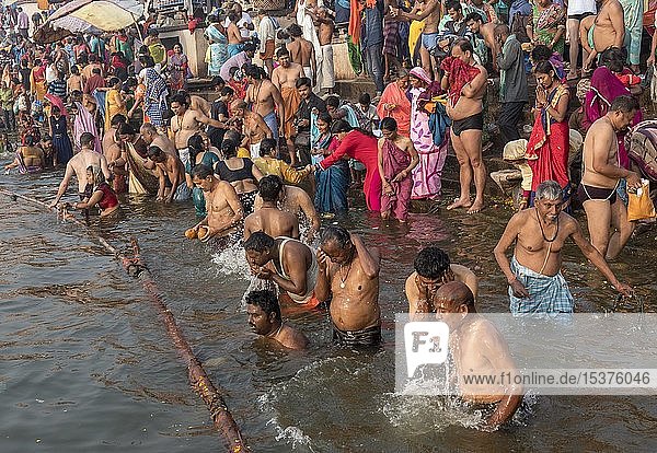 Hindugläubige baden und verrichten rituelle Bäder und Puja-Gebete an Ghats im Fluss Ganges  Varanasi  Uttar Pradesh  Indien  Asien