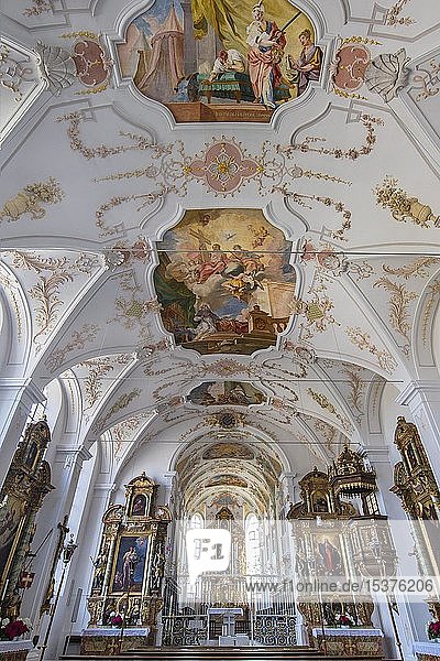 Innenraum Decke mit Fresken Innenraum Klosterkirche St. Johann Baptist Beyharting bei Tuntenhausen Oberbayern Bayern Deutschland Europa