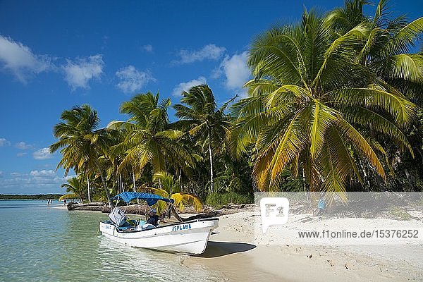 Boat on Palm Beach  Parque Nacional del Este  Dominican Republic  Central America