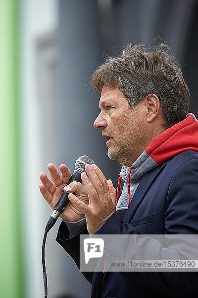 Der Politiker Robert Habeck  Bundesvorsitzender von BÜNDNIS 90/DIE GRÜNEN  spricht bei einem Wahlkampfauftritt auf dem Jesuitenplatz in Koblenz  Deutschland  Europa