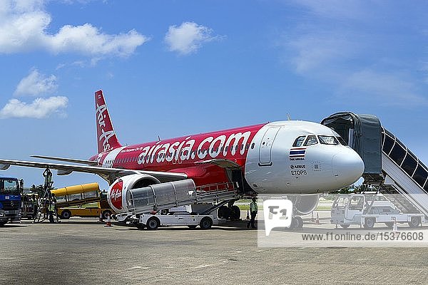 Flugzeug Thai AirAsia auf dem Rollfeld  Flughafen  Malé  Malediven  Asien