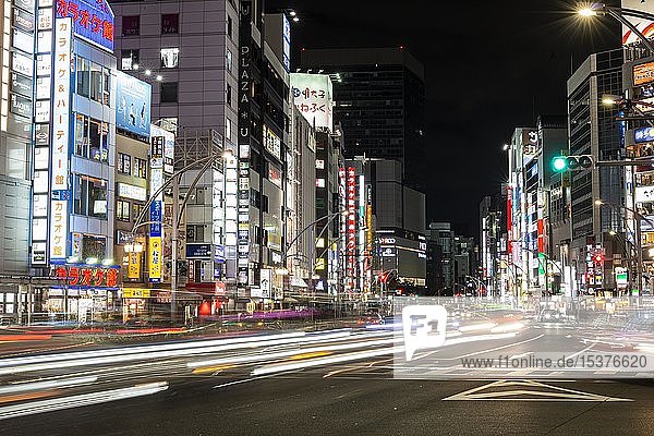 Belebte Straße mit Autos  Langzeitbelichtung  Straßenszene bei Nacht  Tokio  Japan  Asien