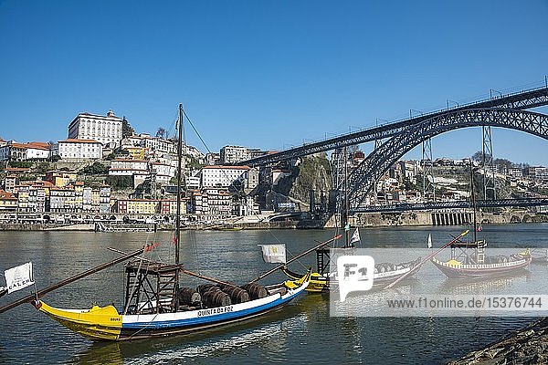 Rabelo Boote Portweinboote auf dem Fluss Rio Douro hinten Brücke Ponte Dom Luís I Porto Portugal Europa