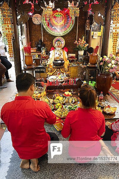 Paar  das im Innenhof des Tempels Wat Phnom Daun Penh Opfergaben darbringt  Chinesisches Neujahr  Phnom Penh  Kambodscha  Asien