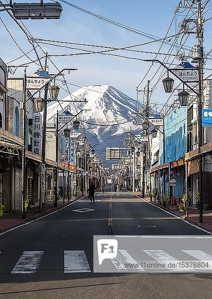 Straßenszene in einem Wohngebiet  Blick auf den Vulkan Mt. Fuji  Fujiyoshida  Präfektur Yamanashi  Japan  Asien