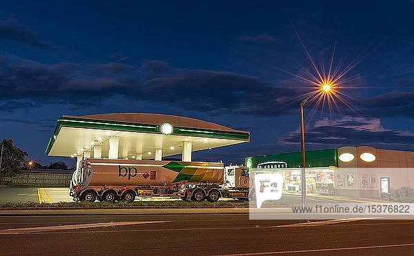 Tankwagen vor Tankstelle mit Straßenbeleuchtung bei Nacht, Otago, Südinsel, Neuseeland, Ozeanien