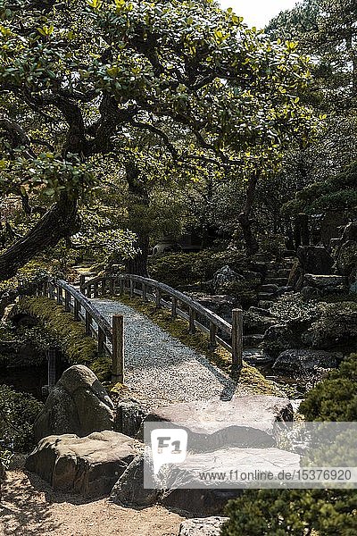 Gartenlandschaft  Garten mit Brücke  Kaiserpalast  Kyoto Gyoen  Kyoto  Japan  Asien