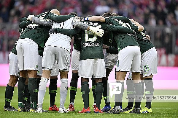 Teambuilding Kreis der Mannschaft vor Spielbeginn VfL Wolfsburg Allianz Arena München Bayern Deutschland Europa