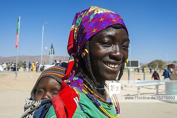 Einheimische Frau mit Kind auf dem Rücken  Porträt  Opuwo  Kaokoland  Namibia  Afrika