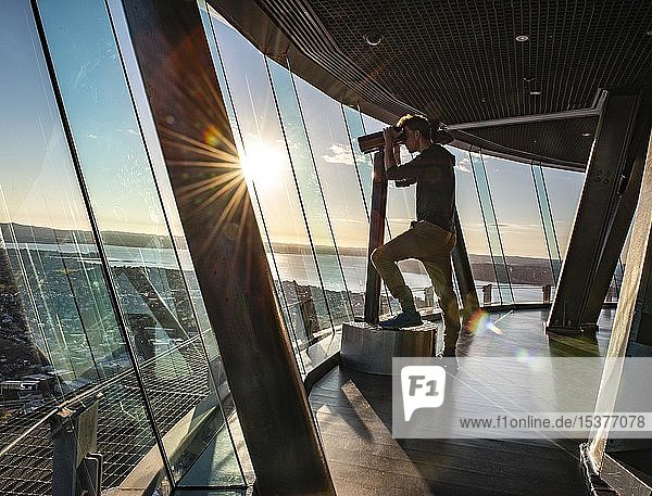 Tourist schaut durch Fernglas Aussichtsplattform des Sky Tower Central Business District Auckland Nordinsel Neuseeland Ozeanien