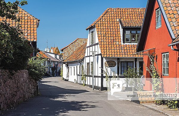 Schmale Straße mit Fachwerkhäusern in Allinge  Allinge-Sandvig  Bornholm  Dänemark  Europa