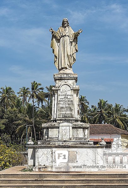 Statue des Heiligsten Herzens Jesu gegenüber der Kathedrale von Goa  Indien  Asien