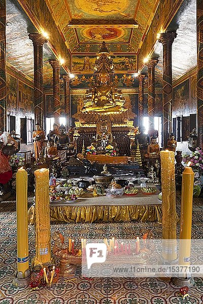 Vergoldeter Bronzebuddha mit Opfergaben  Wat Phnom  Daun Penh  Phnom Penh  Kambodscha  Asien