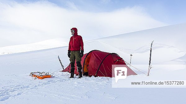 Skitourengeher mit Zelt im Schnee  Kungsleden oder Königsweg  Provinz Lappland  Schweden  Europa