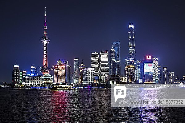 Blick vom Bund auf die Skyline am Huangpu-Fluss mit Oriental Pearl Tower  Shanghai Tower  Jin Mao-Building im Stadtteil Pudong  Shanghai  China  Asien