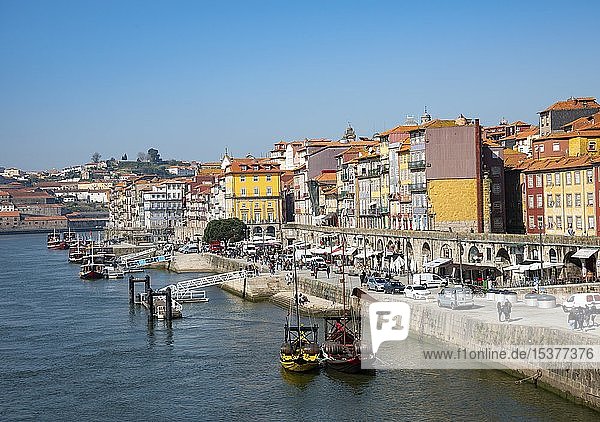 Blick auf die Altstadt von Ribeira  Cais da Ribeira  Promenade mit bunten Häusern  Rio Douro  Porto  Portugal  Europa