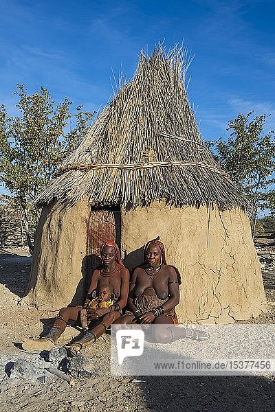 Himba-Frauen vor ihrer Hütte  Kaokoland  Namibia  Afrika
