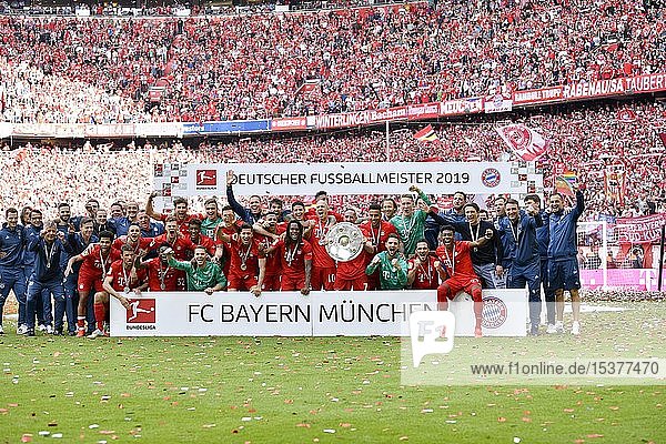 Mannschaftsfoto Gruppenbild Meisterfeier 2019 FC Bayern München ist zum 29. Mal Deutscher Meister der Bundesliga Allianz-Arena München Bayern Deutschland Europa