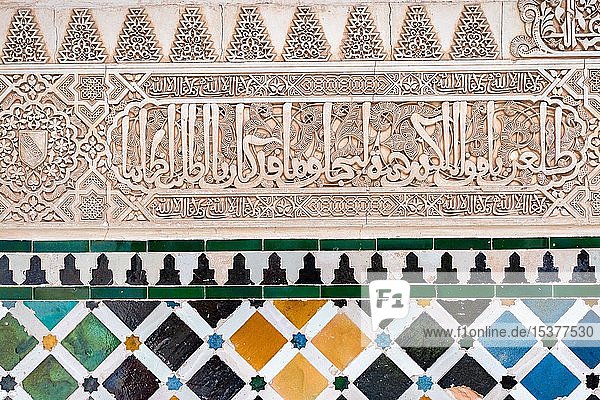 Dekorationen mit Koransuren und Mosaik aus farbigen Keramikfliesen  Palacios Nazaries  Nasridenpaläste  Alhambra  Granada  UNESCO-Weltkulturerbe  Andalusien  Spanien  Europa