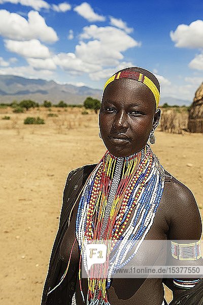 Junge Frau mit Halskette  vom Stamm der Erbore  Turmi  Region  Südäthiopien  Äthiopien  Afrika