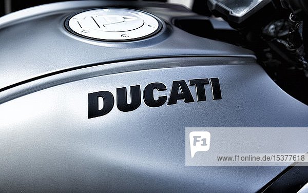 Kraftstofftank mit der Aufschrift Ducati  Berlin  Deutschland  Europa