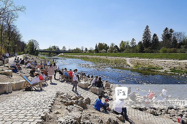 Menschen genießen schönes Wetter an der Wertach  im Biergarten Kulperhütte  Augsburg-Göggingen  Schwaben  Bayern  Deutschland  Europa