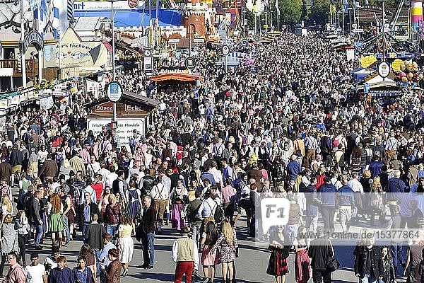 Menschenmassen  dicht gedrängt zwischen den Ständen  Oktoberfest  München  Oberbayern  Bayern  Deutschland  Europa
