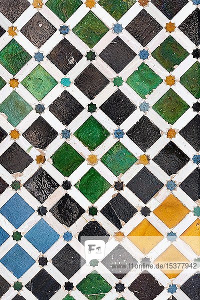 Mosaik aus quadratischen farbigen Keramikfliesen  Palacios Nazaries  Nasridenpaläste  Alhambra  Granada  UNESCO-Weltkulturerbe  Andalusien  Spanien  Europa