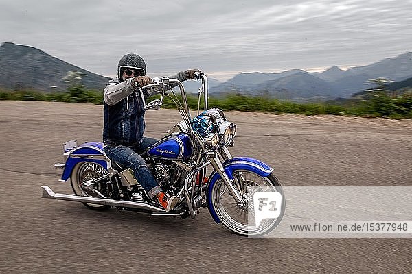 Mann auf einem Harley-Davidson-Motorrad  Morzine  Frankreich  Europa