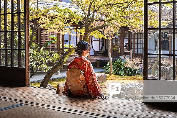 Japanische Frau im Kimono  sitzend und in den Hof des ?-shoin blickend  Kennin-ji-Tempel  Higashiyama  Kyoto  Japan  Asien
