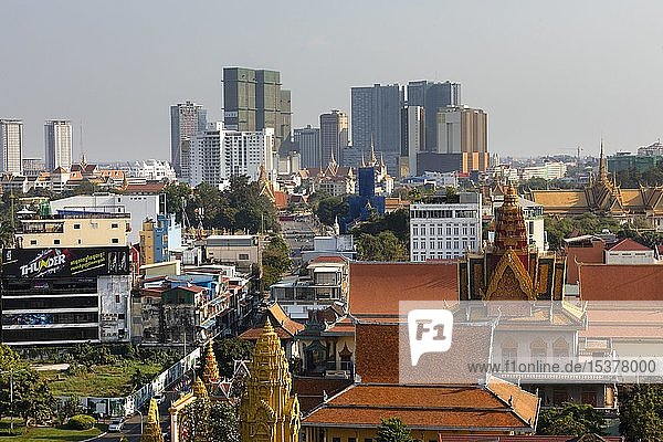 Panoramablick mit Wat Ounalom und Skyline von Koh Pich  Phnom Penh  Kambodscha  Asien