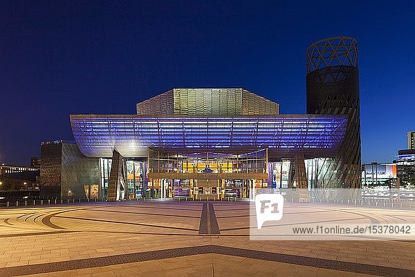 Lowry Theatre bei Nacht beleuchtet  Salford Quays  Manchester  England  Vereinigtes Königreich  Europa