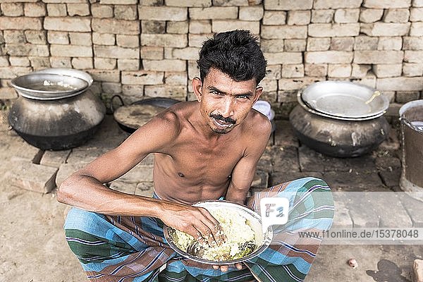 Arbeiter isst Reis  Dhaka  Bangladesch  Asien
