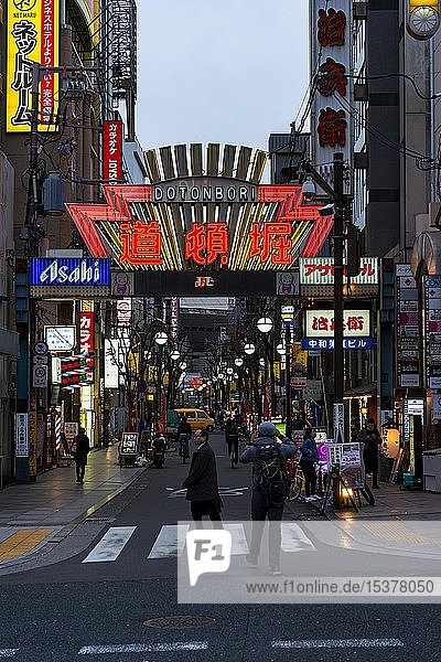 Schild Dotonbori  Dontonbori-Straße mit Leuchtreklame  D?tonbori  Osaka  Japan  Asien