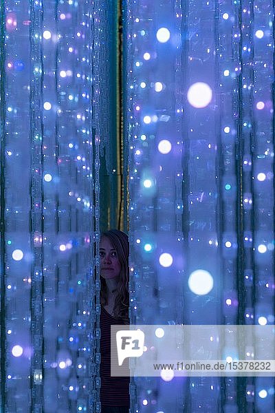 LED-Installation  Besucher im Museum für digitale Kunst  TeamLab Planets  Koto City  Tokio  Japan  Asien