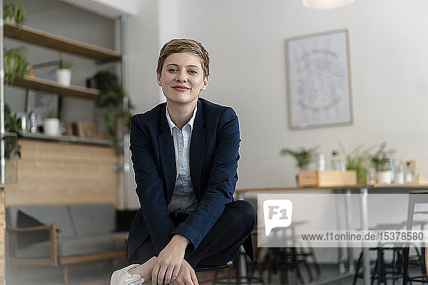 Porträt einer selbstbewussten Geschäftsfrau  die in einem Cafe sitzt