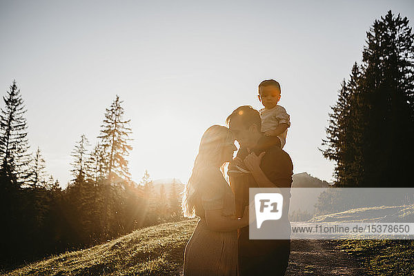 Liebende Familie mit kleinem Sohn auf einer Wanderung bei Sonnenuntergang  Schwaegalp  Nesslau  Schweiz