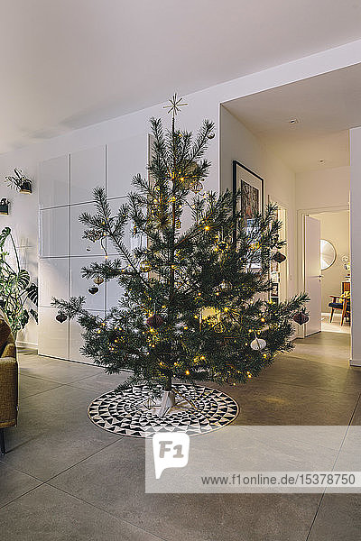 Geschmückter Kiefernweihnachtsbaum im Wohnzimmer