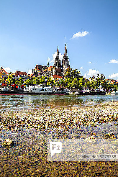 Blick auf die Donau mit der St. Peterskirche in Regensburg  Deutschland