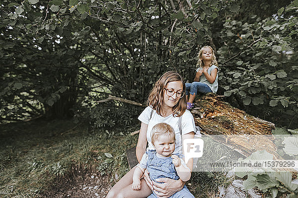 Mutter mit zwei Töchtern in einem Wald