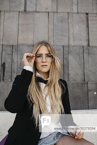 Porträt einer blonden jungen Frau mit schwarzer Krawatte und Blazer  Wien  Österreich