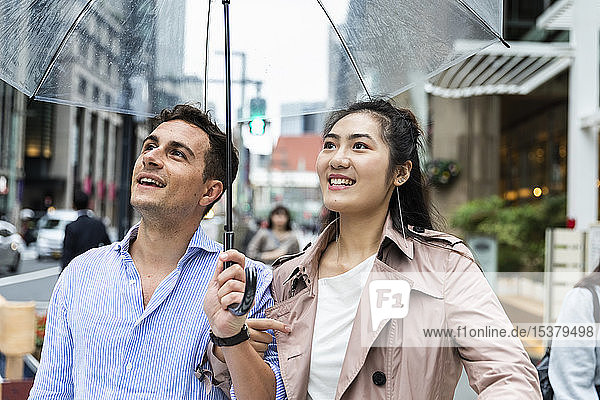 Glückliches Paar mit Regenschirm in Ginza  Tokio  Japan