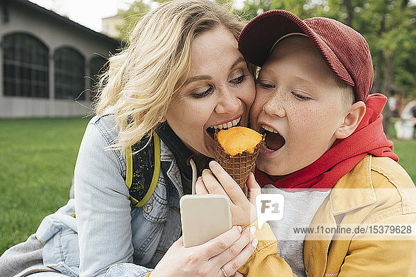 Mutter und Sohn essen gemeinsam Eiscreme
