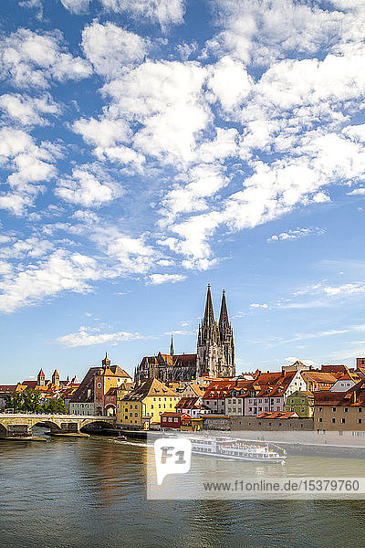 Fähre auf der Donau bei der St. Peterskirche in Regensburg  Deutschland