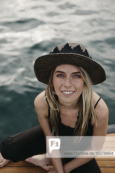 Porträt einer lächelnden jungen Frau auf einem Boot