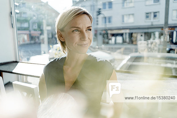 Lächelnde Geschäftsfrau in einem Cafe