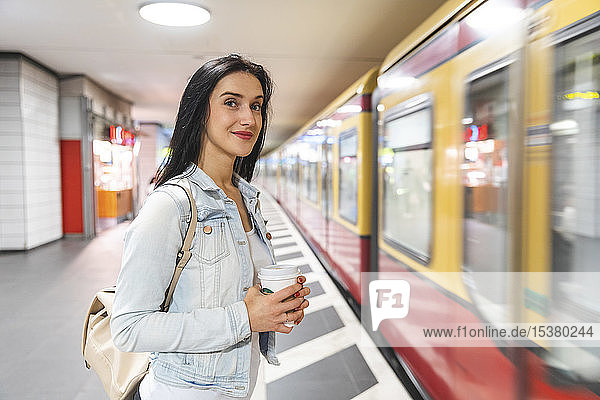 Junge Frau am U-Bahnhof beim Warten auf den Zug  Berlin  Deutschland