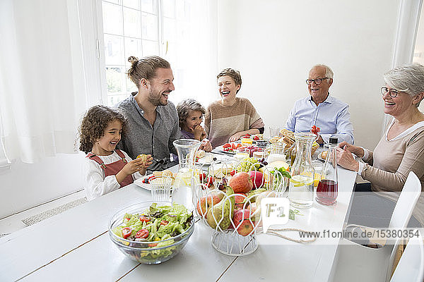 Fröhliche Großfamilie beim Mittagessen zu Hause