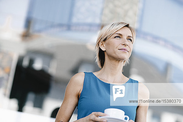 Geschäftsfrau mit Tasse Kaffee in der Hand  Porträt